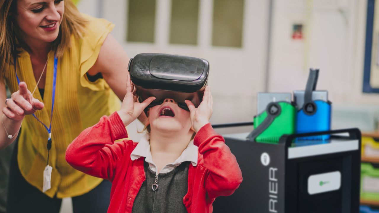 How to Choose a Chromebook Charging Trolley for Your School