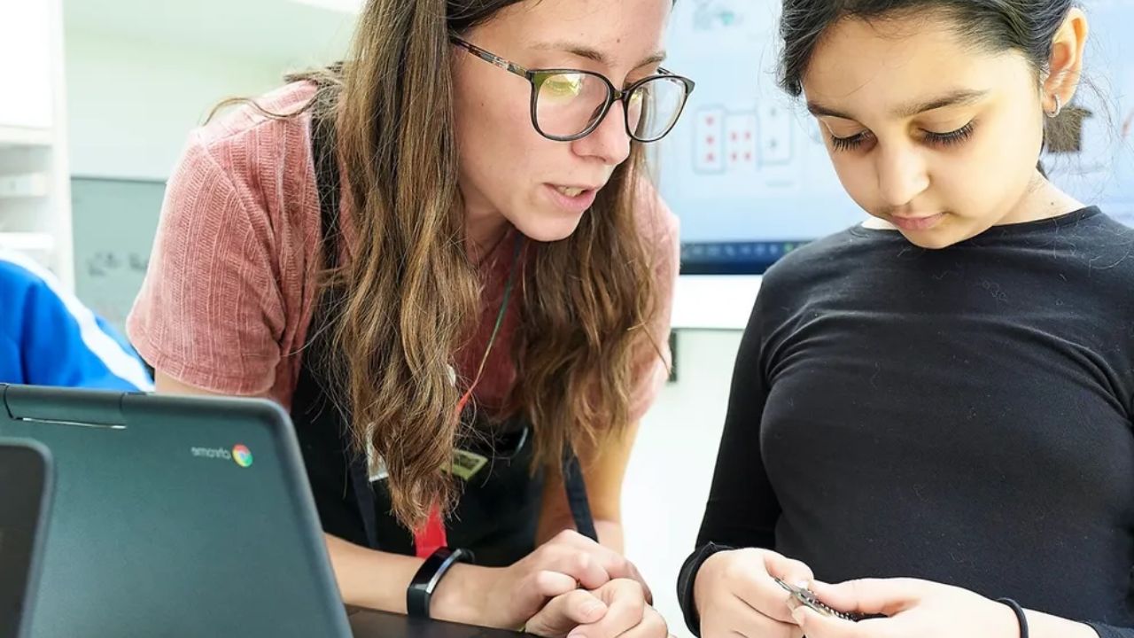 Mastering Micro:bit: Empowering Primary Teachers for Future Classrooms